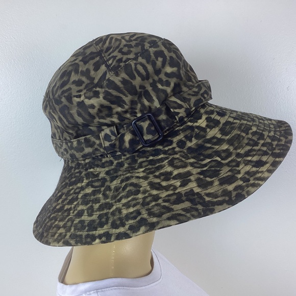 Eric Javits Kaya Packable Rain Hat in Leopard. - Picture 3 of 7